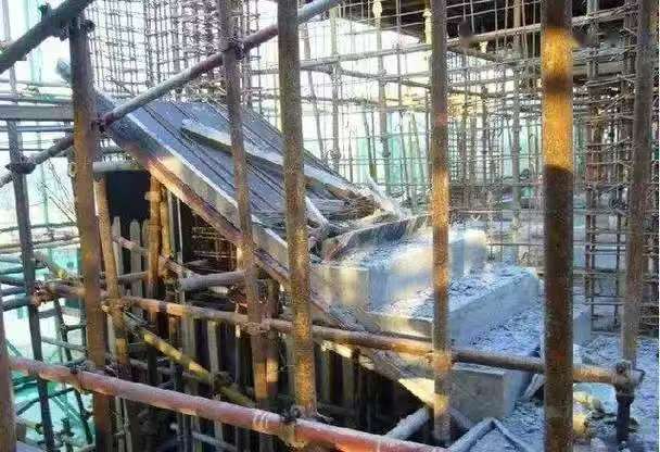 楼梯段施工缝留设位置不正确.jpg
