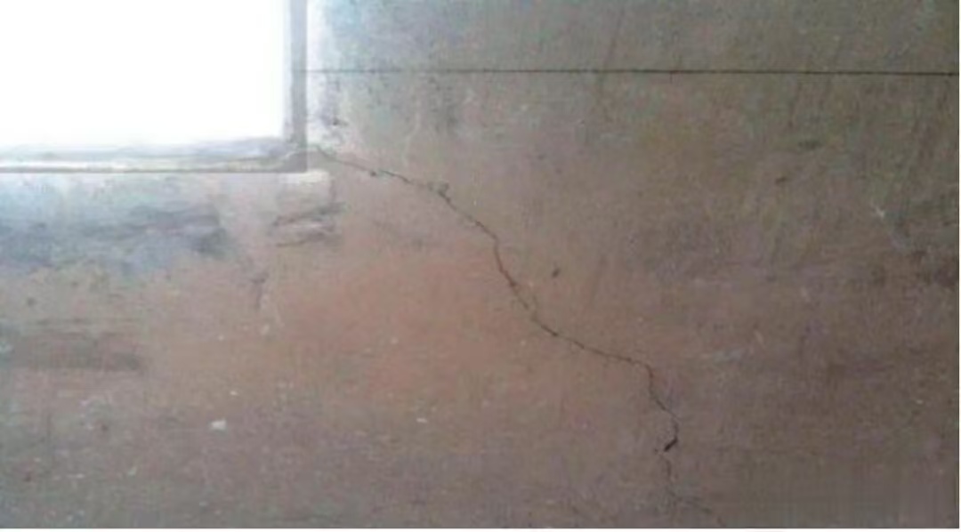 窗台压顶部位裂缝.jpg